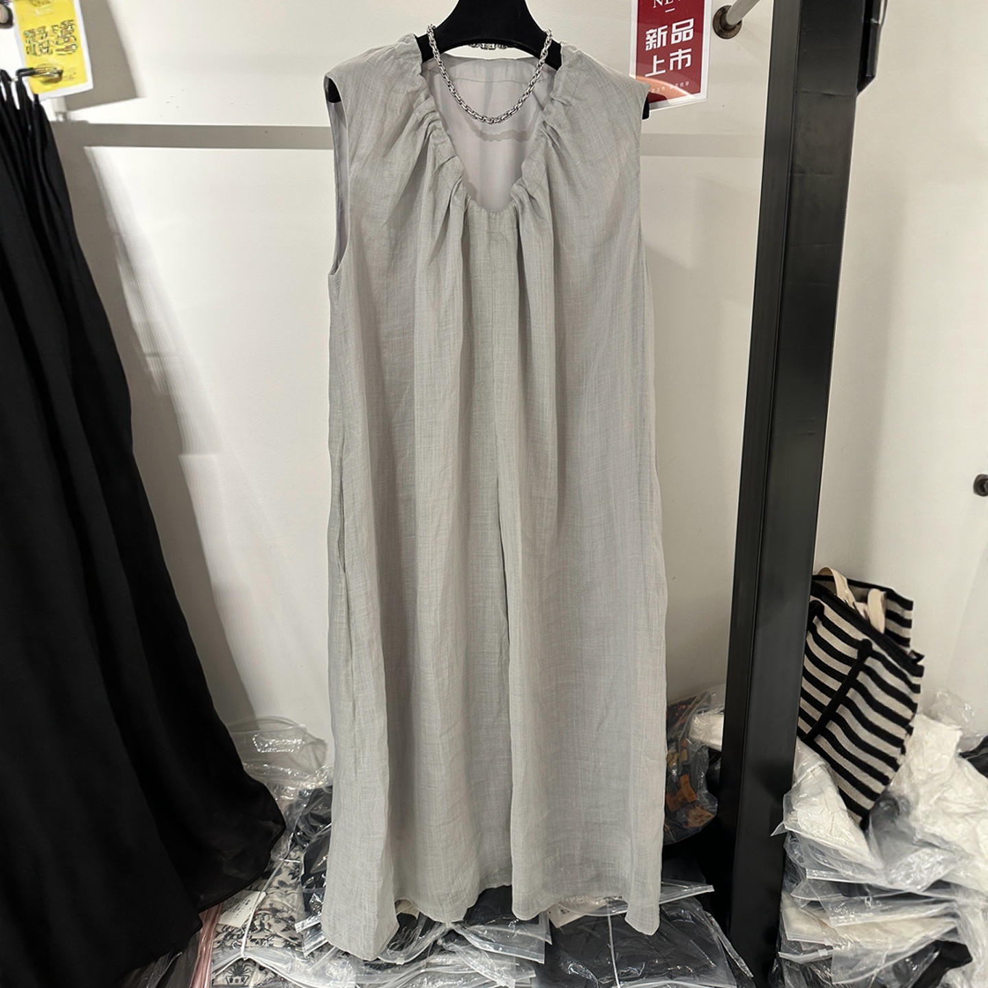高端欧货纯色V领无袖背心压褶连衣裙女2025夏季新款百搭长款裙子