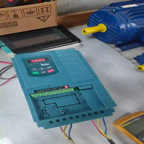 议价(功用机械)易Q能变频器5.5KW，EC2000-0055T3，成色如图，