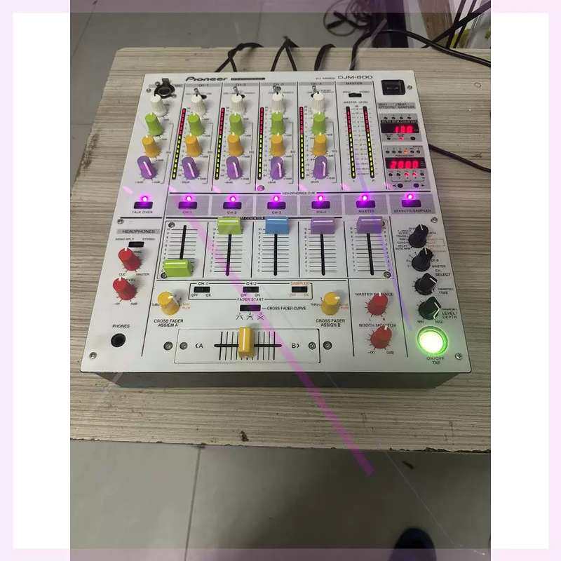 议价先锋DJM-600混音台,功能完好,成色如图,轻使用痕迹.