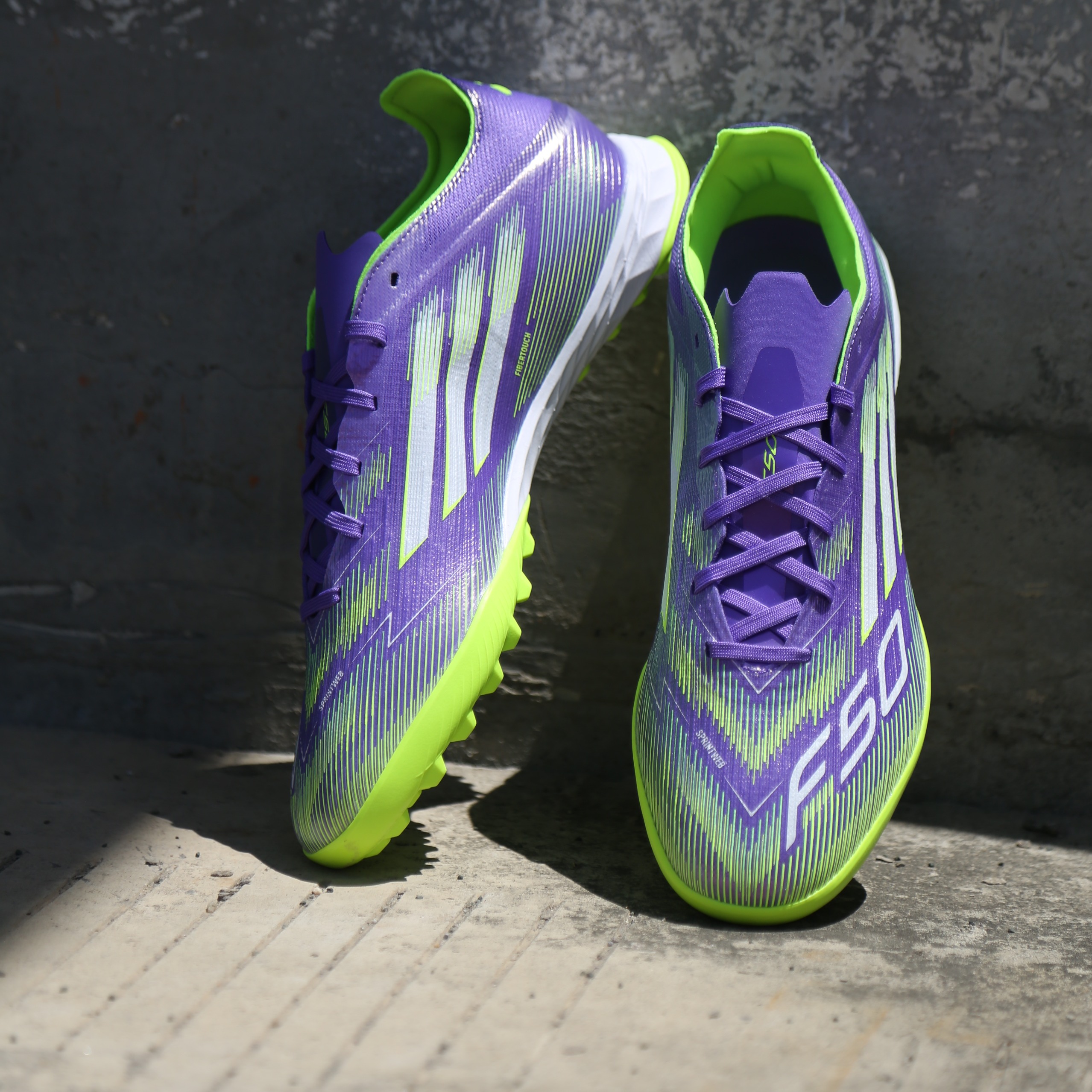 阿迪达斯F50碎钉足球鞋