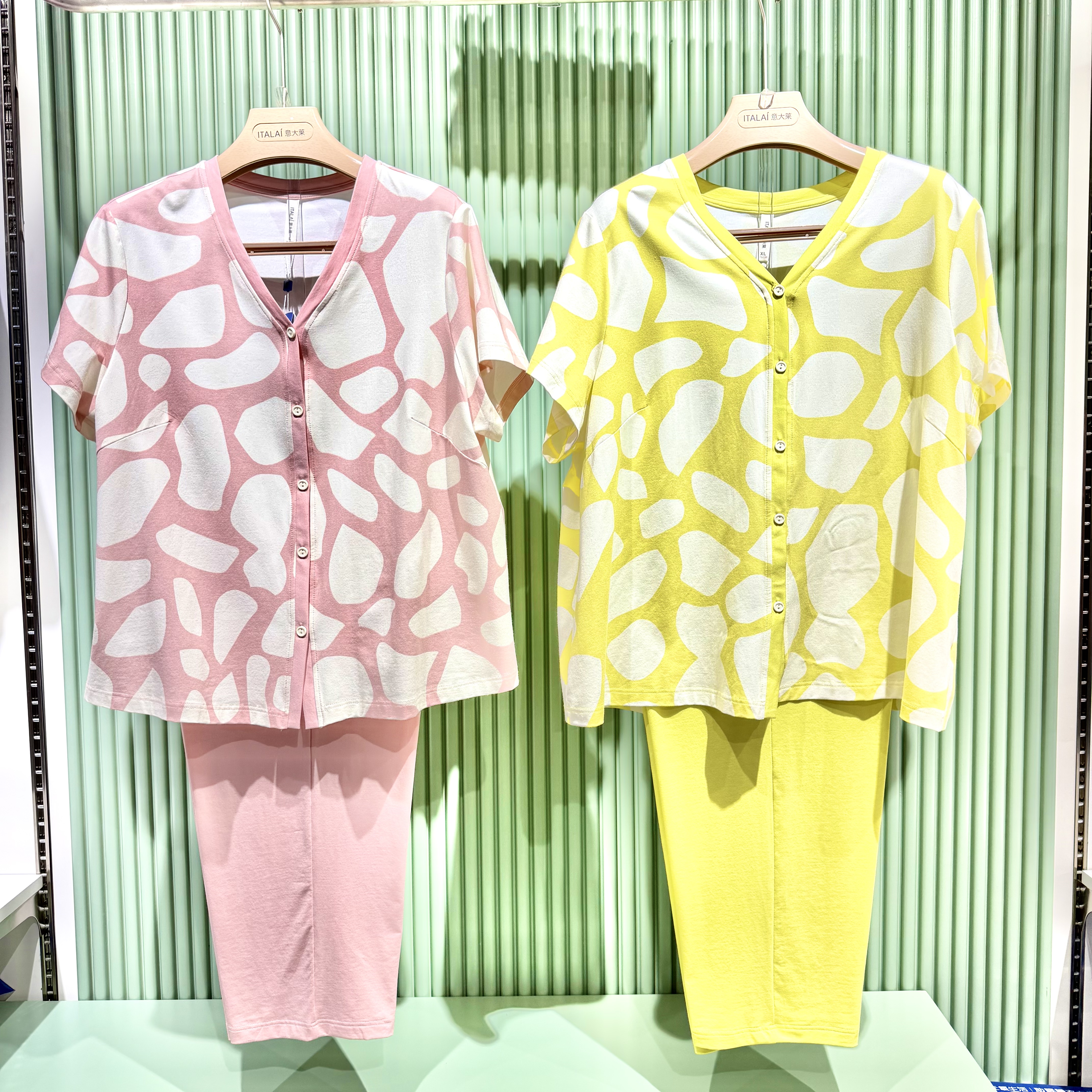 意大莱春夏女士太极石纤维Y领印花半袖开衫家居服睡衣套装6A507