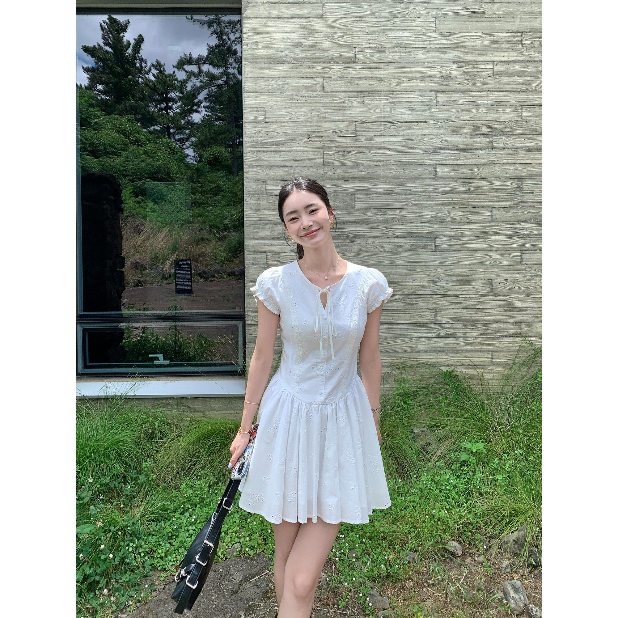 pusumede 白色泡泡袖连衣裙女夏设计感镂空刺绣收腰a字短裙茶歇裙