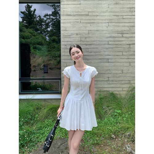 pusumede 白色泡泡袖连衣裙女夏设计感镂空刺绣收腰a字短裙茶歇裙