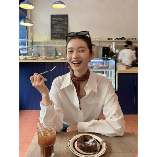 宽松简约基础长袖衬衫