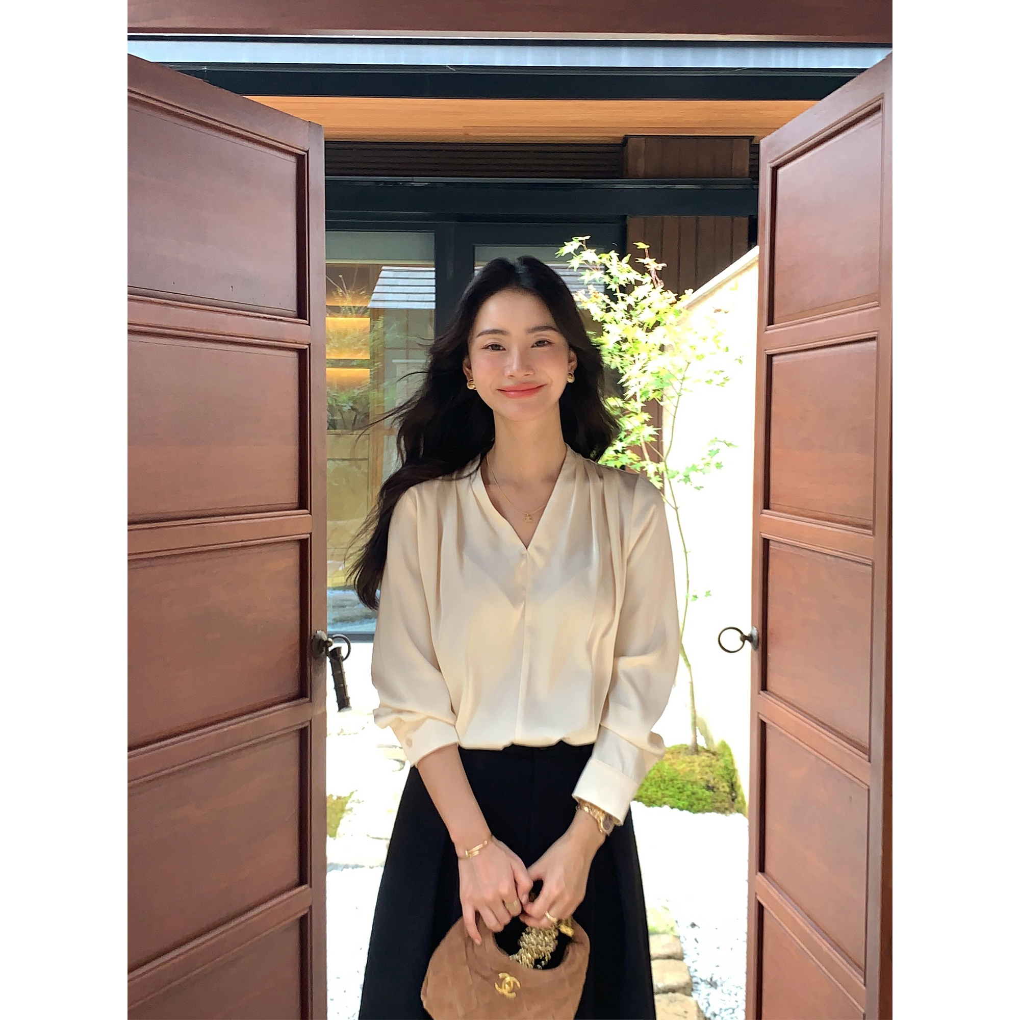 pusumede 时间的沉淀 高质感法式缎面V领衬衫女气质优雅通勤衬衣