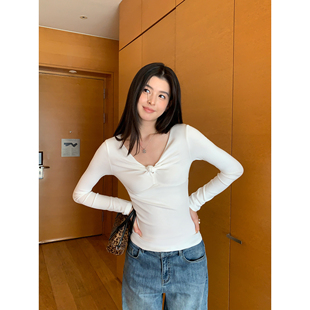 设计感V领扭结长袖 悸动心思 T恤女针织上衣 现货7折 pusumede