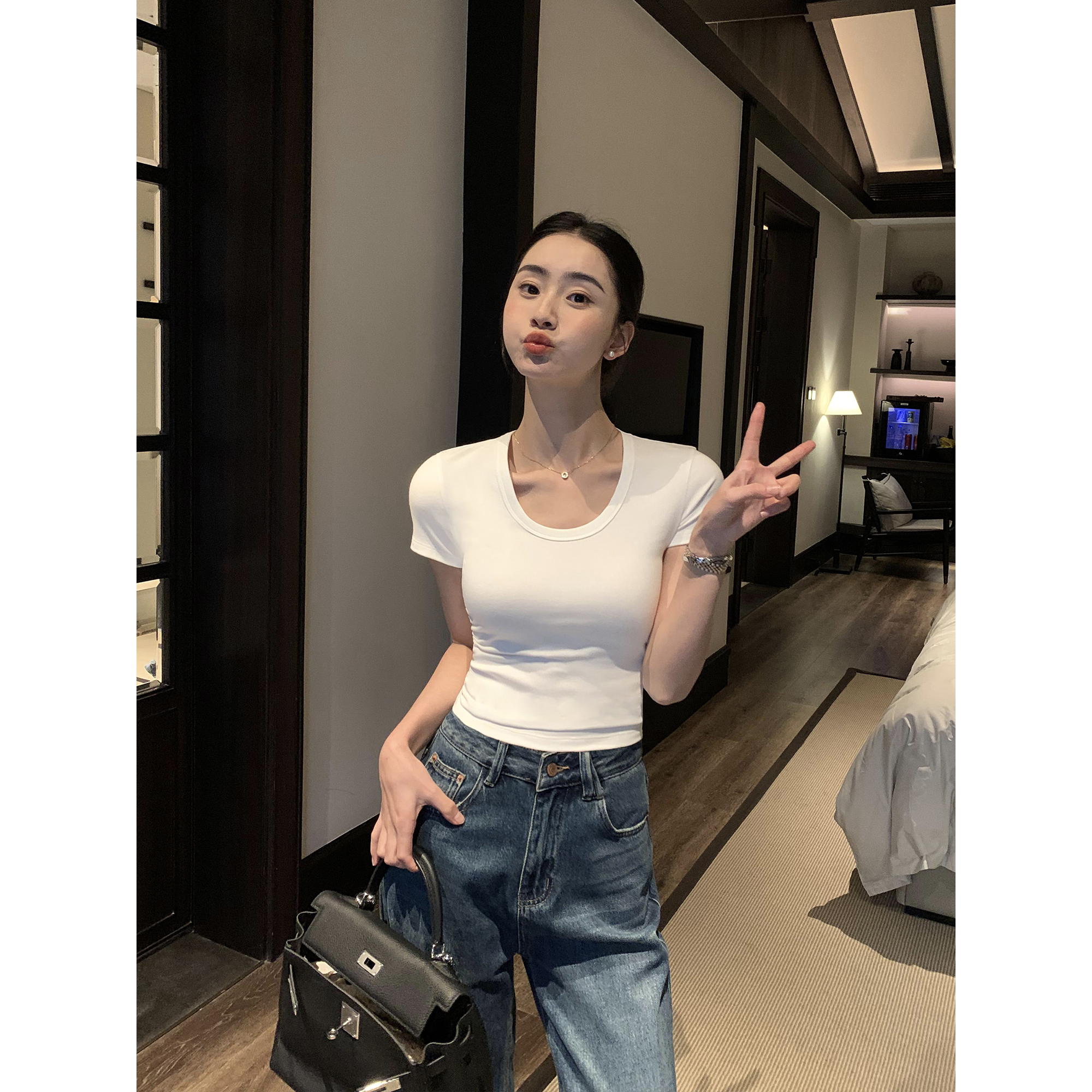 U领T恤褶皱收腰短袖T恤女