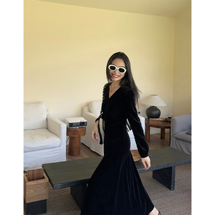pusumede【现货6折】黑色V领丝绒连衣裙女收腰显瘦裙子高级感长裙