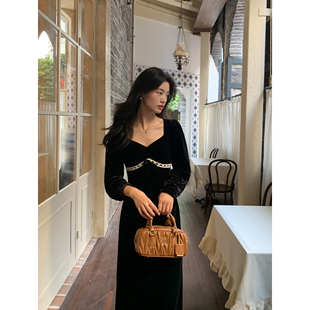 pusumede【现货5.5折】高级感方领丝绒连衣裙女气质小黑裙长裙