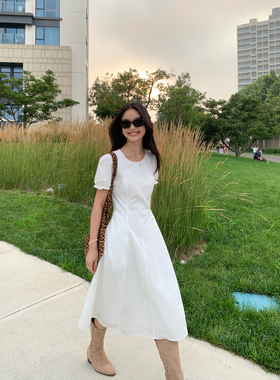 pusumede 栀夏漫游 法式圆领泡泡袖连衣裙女褶皱气质收腰白色长裙