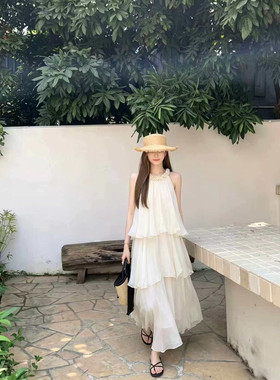 2026夏超仙度假风挂脖女生连衣裙巨好看小清新无袖设计感蛋糕长裙
