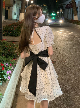 漏后背蝴蝶结连衣裙女夏季小个子法式甜辣风露腰碎花裙设计感小众