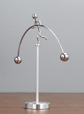 新款单脚小铁人 平衡球大力士举重小摆件好玩 桌面铁艺装饰定制