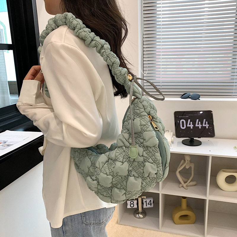 儿童秋季潮牌云朵褶皱大包个性小众菱格大容量饺子包复古斜挎女包
