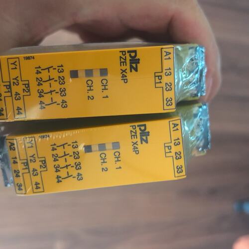 兹安全继电器PZE X4PPZE X4P 24VAC 4n/oPZE X4V 24VDC 3n/o 1n/c
