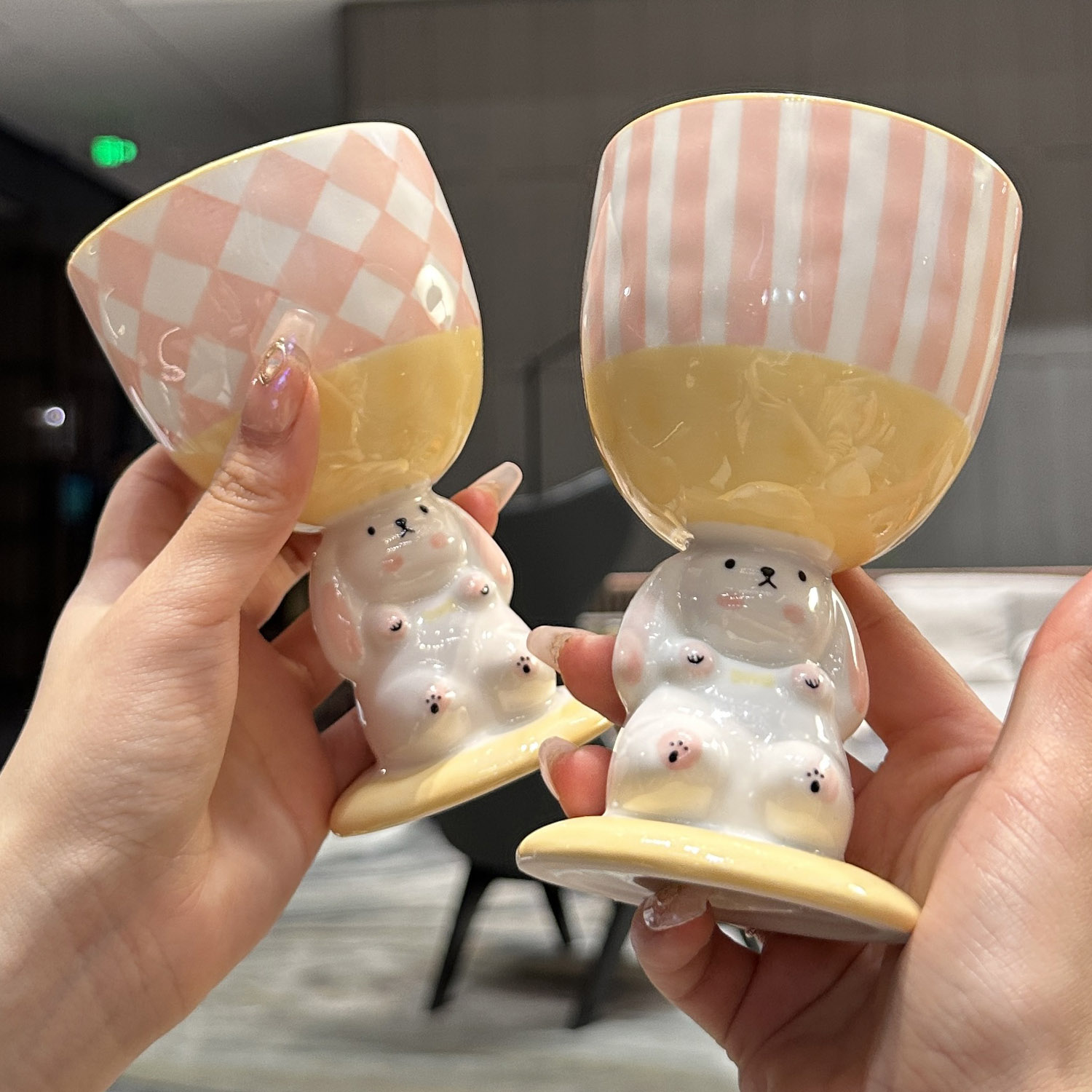 可爱手绘立体兔子高脚杯