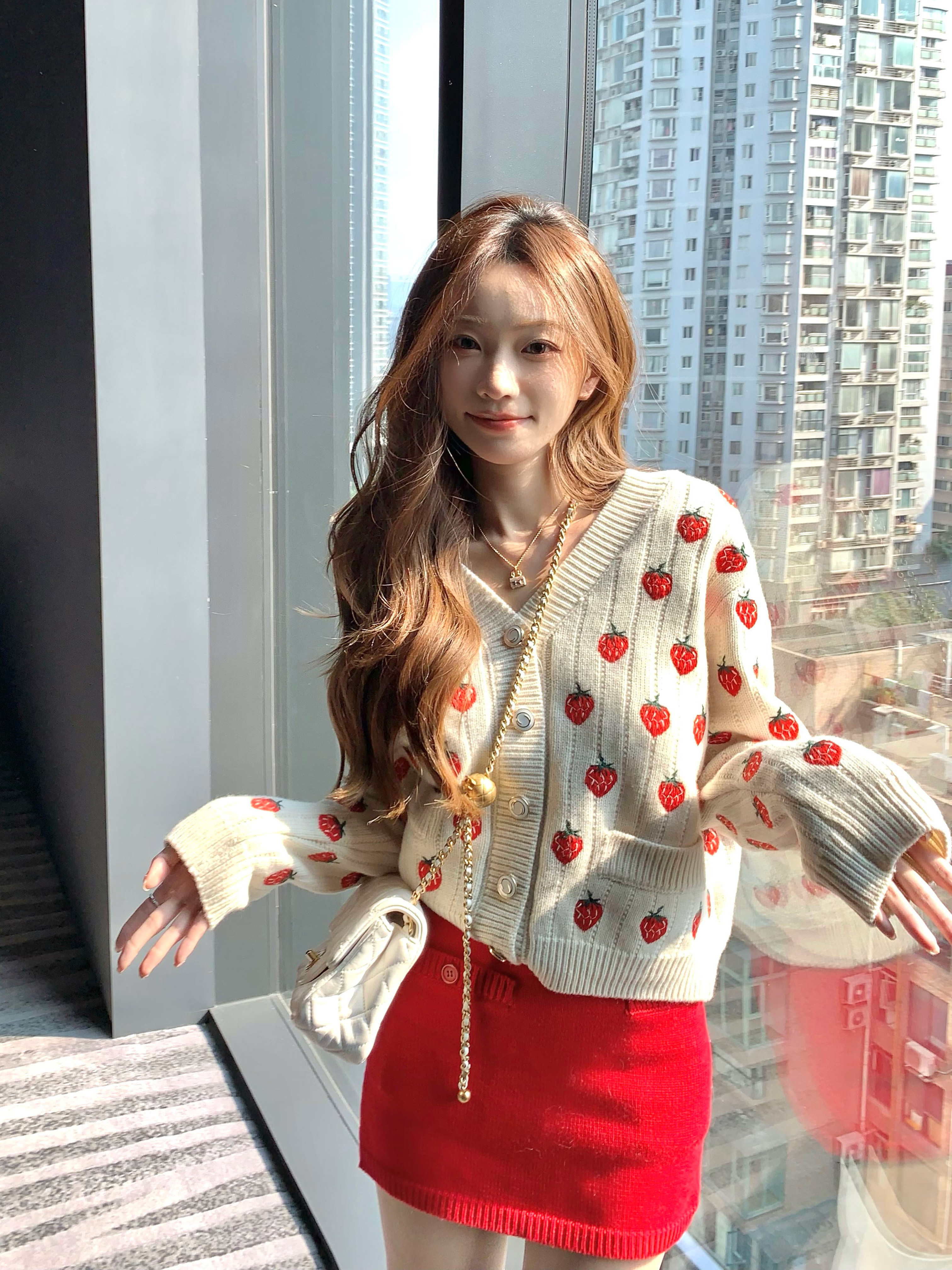 冬日小草莓刺绣重工开衫毛衣