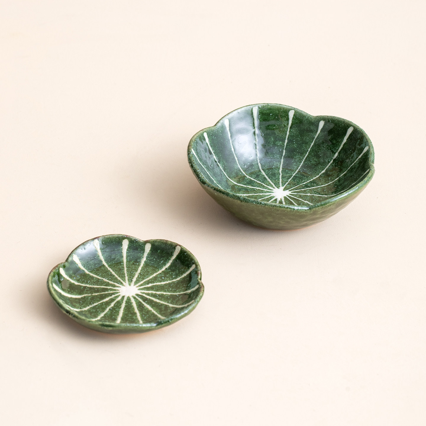 日本进口陶瓷盘创意莲花绿色家用日式餐具小盘子花瓣边缘装饰盘