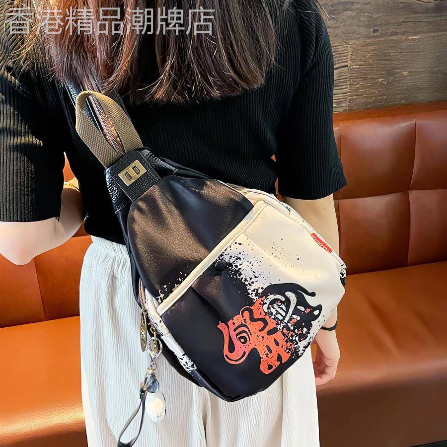 香港新款牛津布胸包双肩包两用防水轻便旅行爬山包女士时尚单肩包