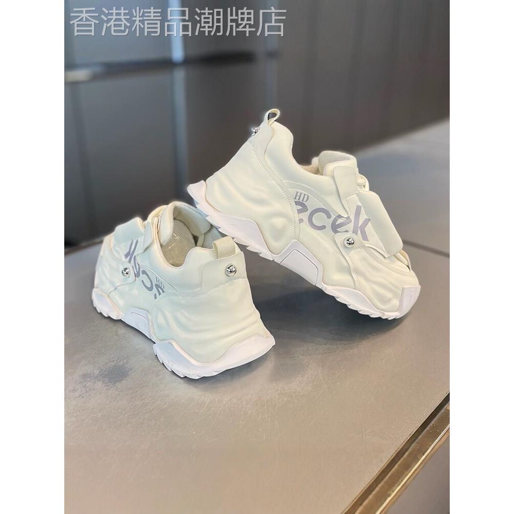 这种风格是真正的爱。极简主义水行侠简单和多功能白色鞋的男人,