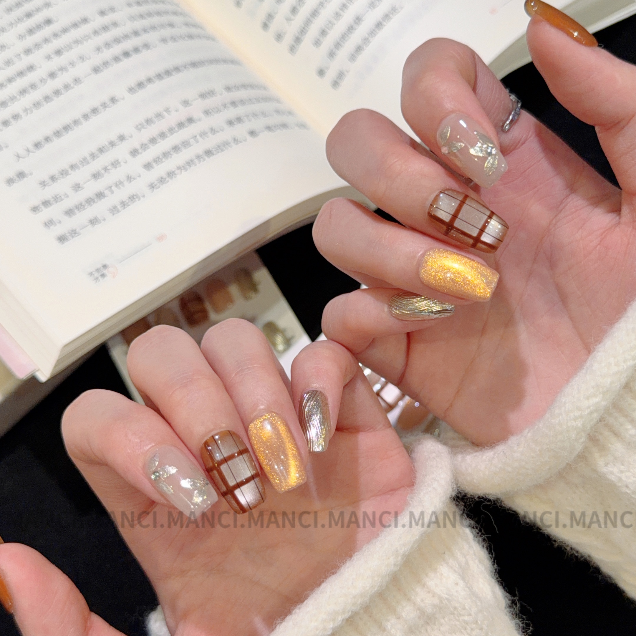 纯手工金色猫眼格纹穿戴甲短款闪钻美甲高级感小众可拆卸指甲贴片