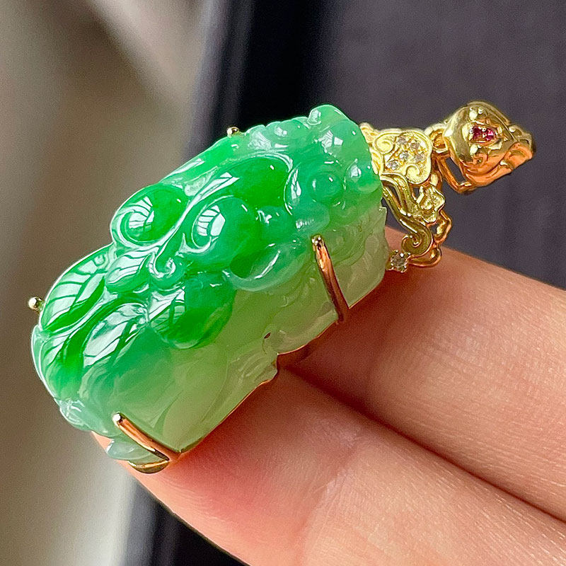逸之璟缅甸老坑天然a货翡翠冰种阳绿聚财貔貅8k金镶嵌翡翠吊坠女