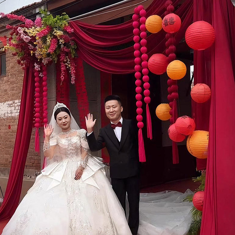 结婚庭院布置农村自建房院子大门口婚礼喜字拉花灯笼小区瀑布装饰