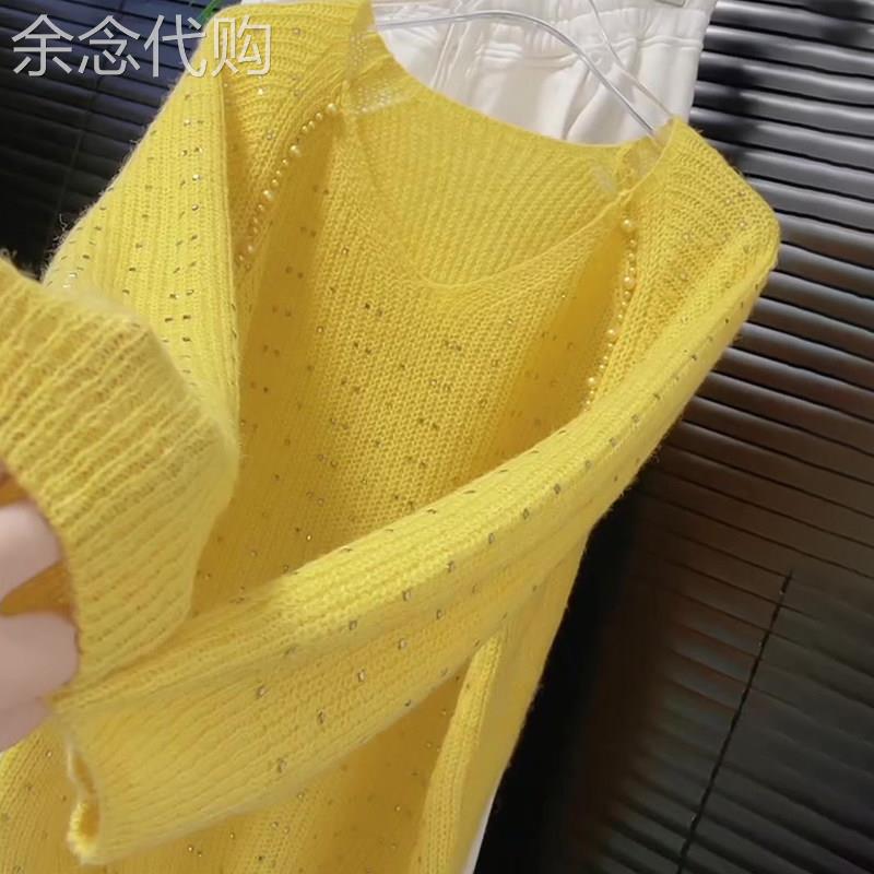 欧货时髦V领针织上衣女2026年春季新款小众设计感镶钻黄色打底衫