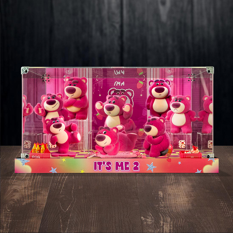 适用 草莓熊IT'S ME 二代系列盲盒植绒手办公仔场景亚克力展示柜