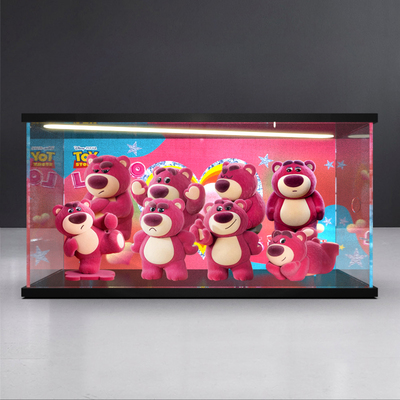 适用52TOYS草莓熊IT'S ME 二代盲盒植绒手办防尘架灯光场景展示柜