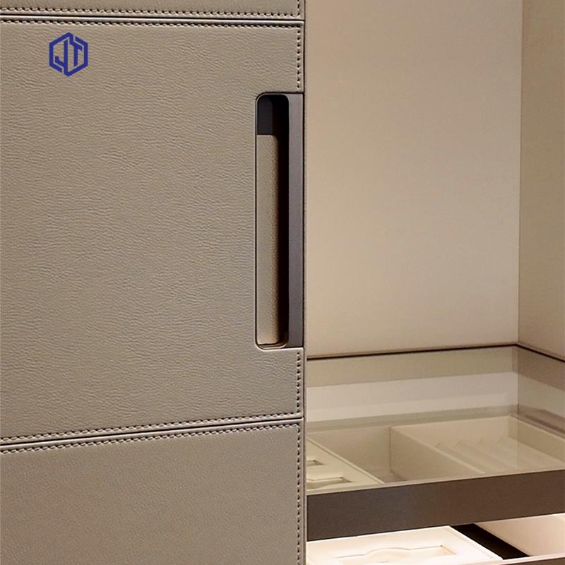 意式极简风格皮革门衣柜门隐藏式拉手可贴同色皮革木饰面暗扣把手