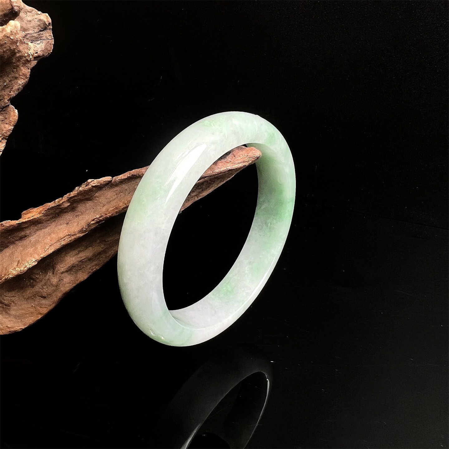 七彩云南天然翡翠晴水绿飘花手镯