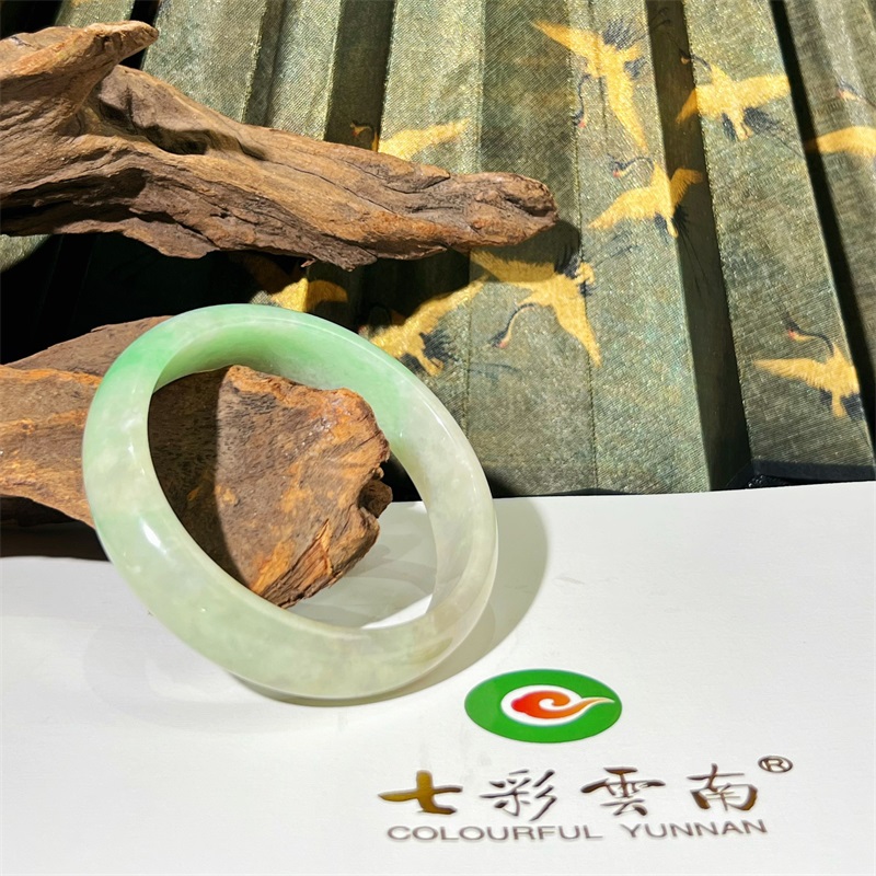 七彩云南天然翡翠晴绿飘花手镯