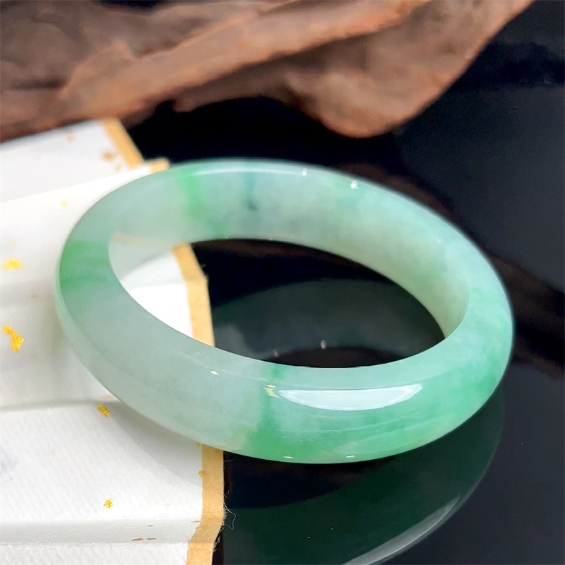 七彩云南天然翡翠飘阳绿翡翠手镯