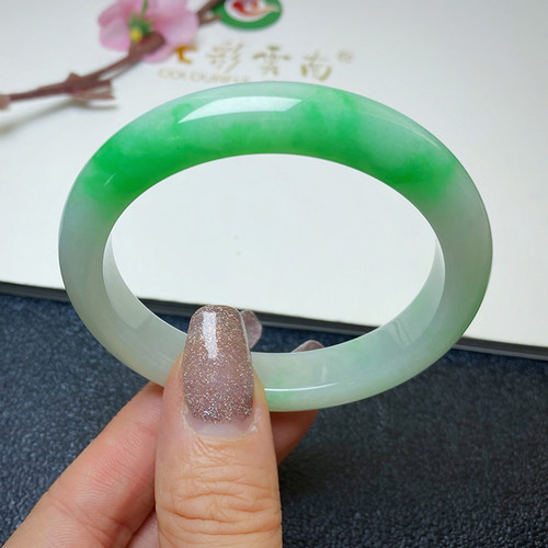 七彩云南冰种白底青贵妃手镯