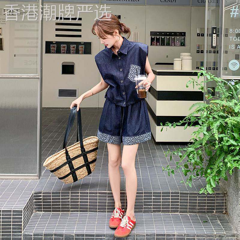深蓝色又酷又飒的穿搭套装女夏2026新款薄牛仔无袖衬衫短裤两件套