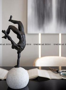 现代简约欧式黑色撑手单臂体操人摆件样板房售楼处书房软装饰品