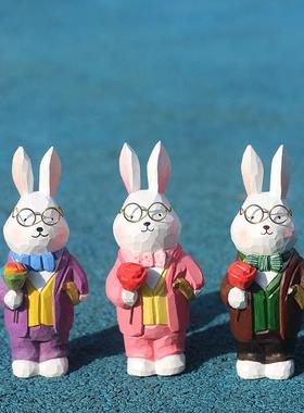 绅士兔子多巴胺玫瑰鲜花手工木雕桌面治愈摆件装饰品创意节日礼物