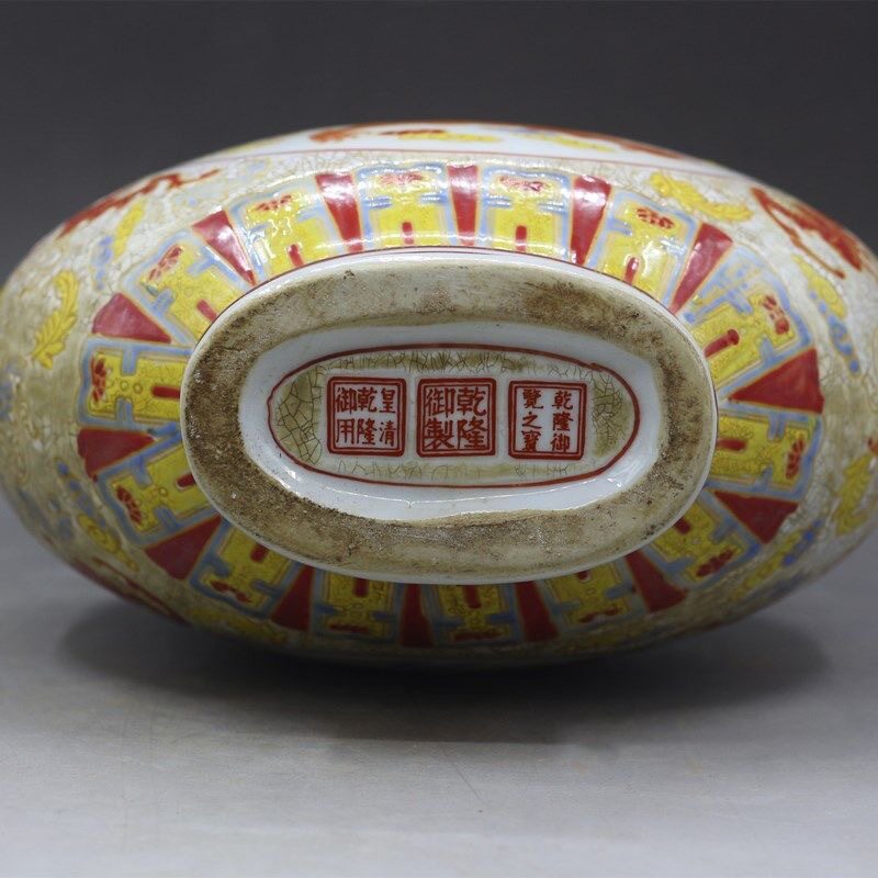 清乾隆官窑三联款粉彩福寿祥云龙纹抱月瓶中式摆件仿古老货收藏