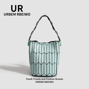 UR包包女夏季小众高级感水桶包日本几何菱格手拎菜篮子单肩腋下包