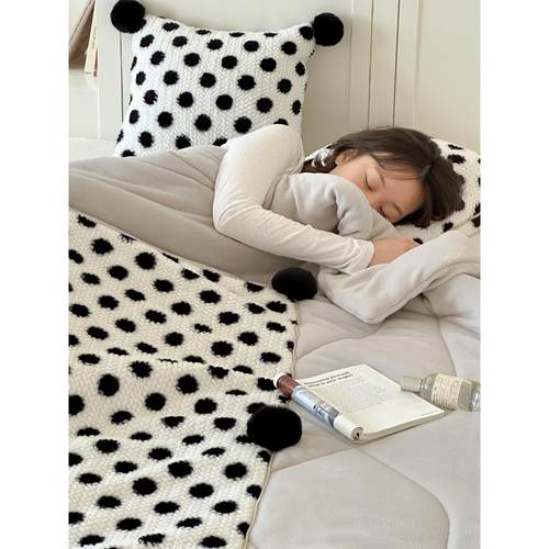 冬季长毛绒枕头被2合1 0.05公斤与办公室午睡加厚折叠缓冲毯汽车