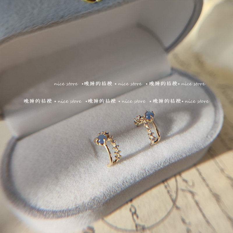 小巧猫眼石耳环晚睡的桔梗