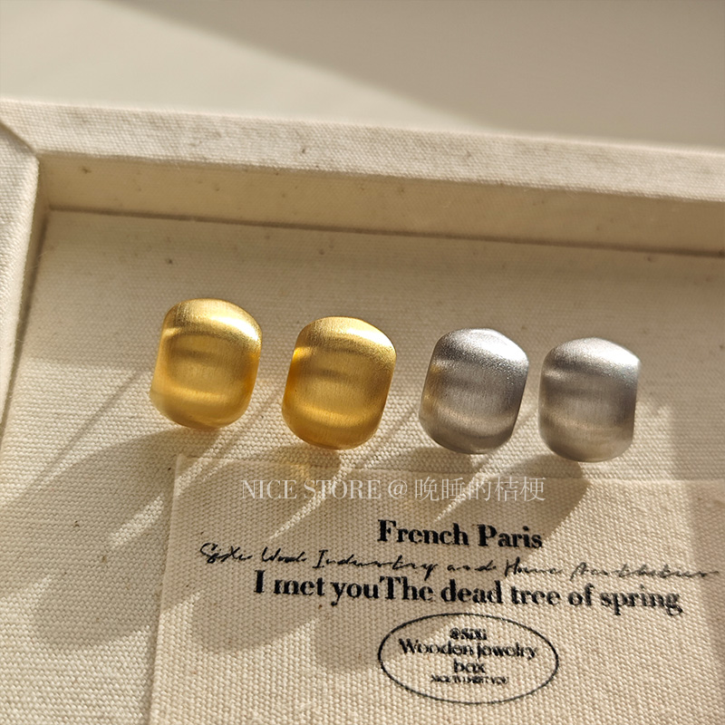 晚睡的桔梗｜复古拉丝小方块耳钉