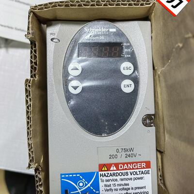 议价施耐德伺服驱动器LXM05AD10M2 0.75KW实物拍前先