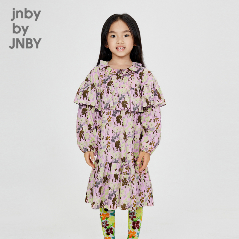 采用梭织面料，质地柔软舒适，耐久且易打理