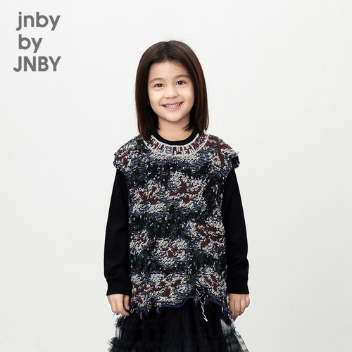 亚麻、棉和尼龙的混纺，手感干爽，很好打理