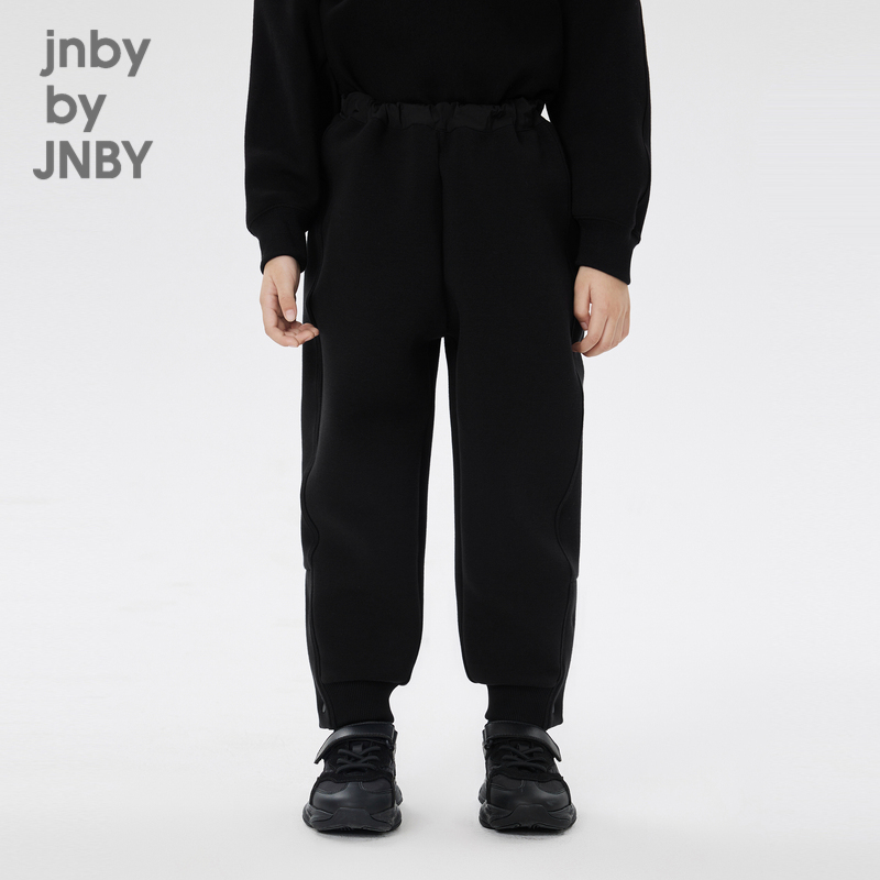 脚口的开叉暗扣设计，增加了时髦度与趣味性