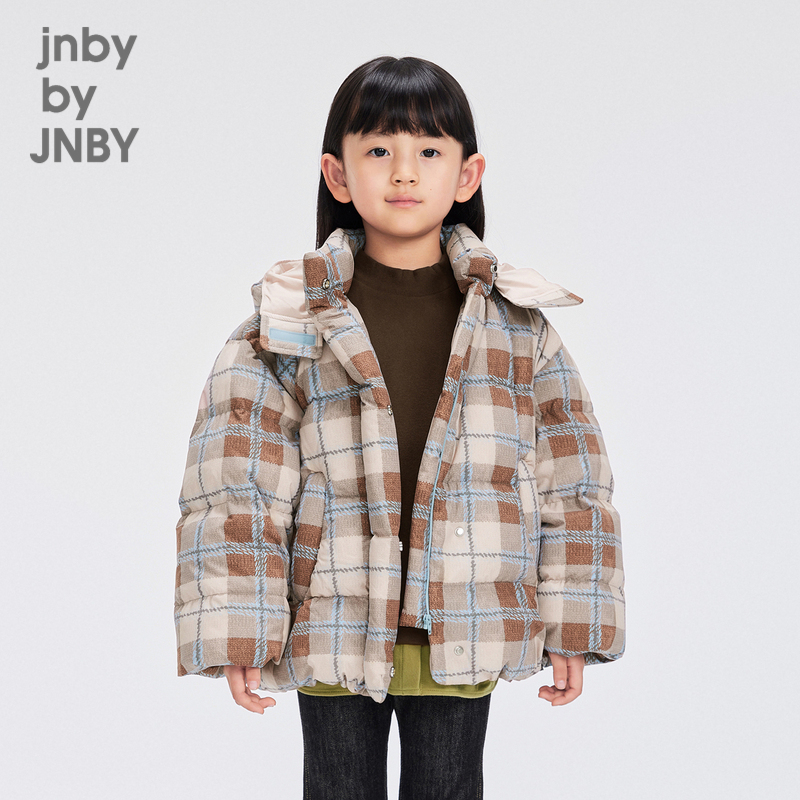 整身的格纹印花，视觉感强，穿着更时髦