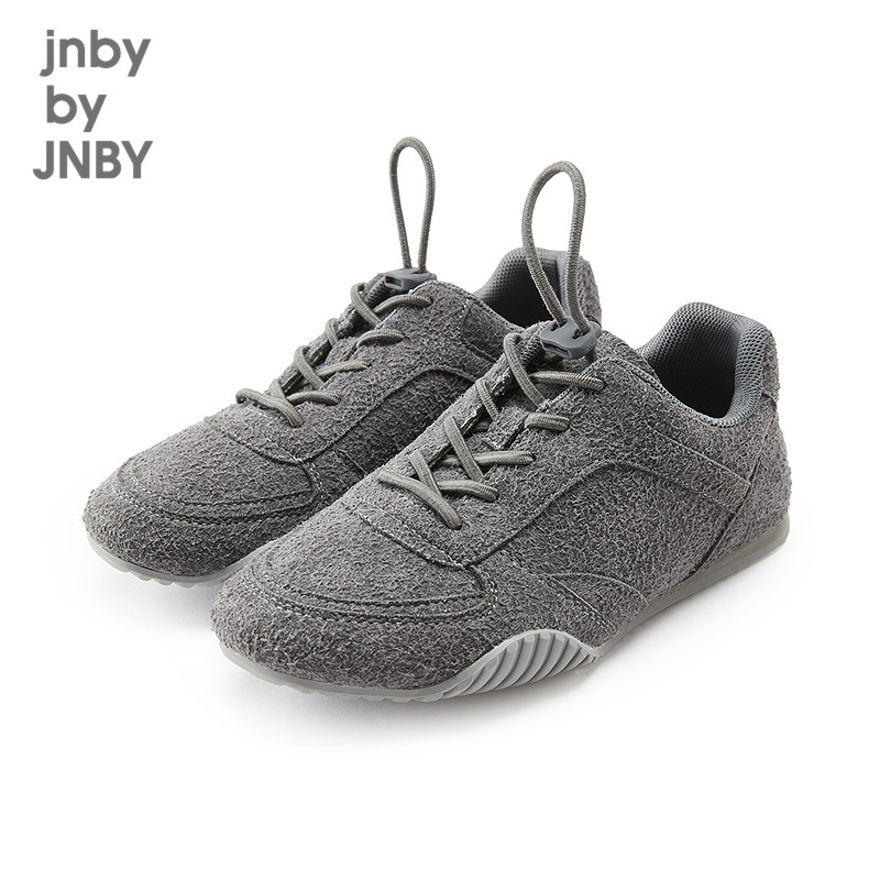 运动鞋型，活动自如，让孩子自由探索