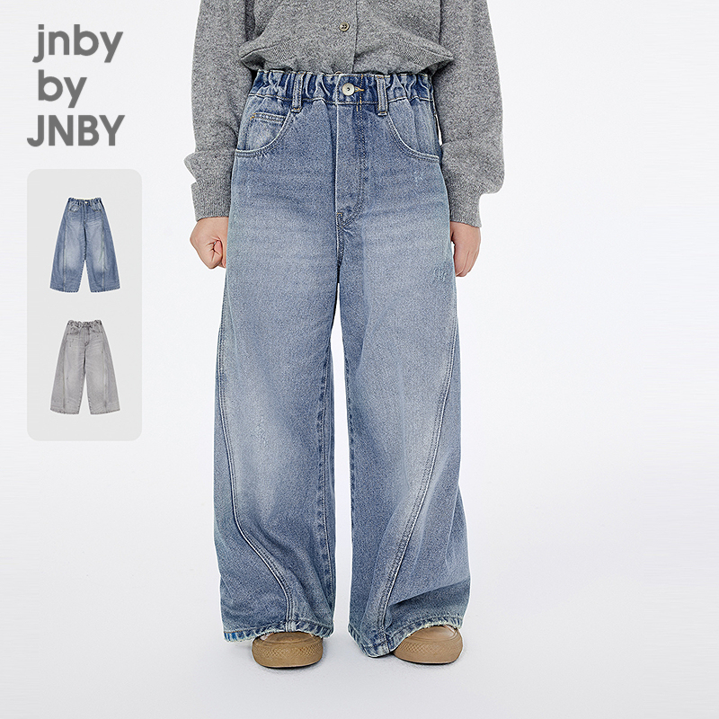 弯刀裤设计，宽松舒适，适合小朋友日常活动